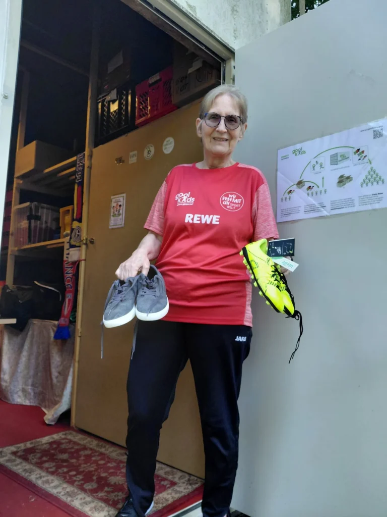 Foto von Lilo Fischer am Eingang vom goolkids Sammelcenter